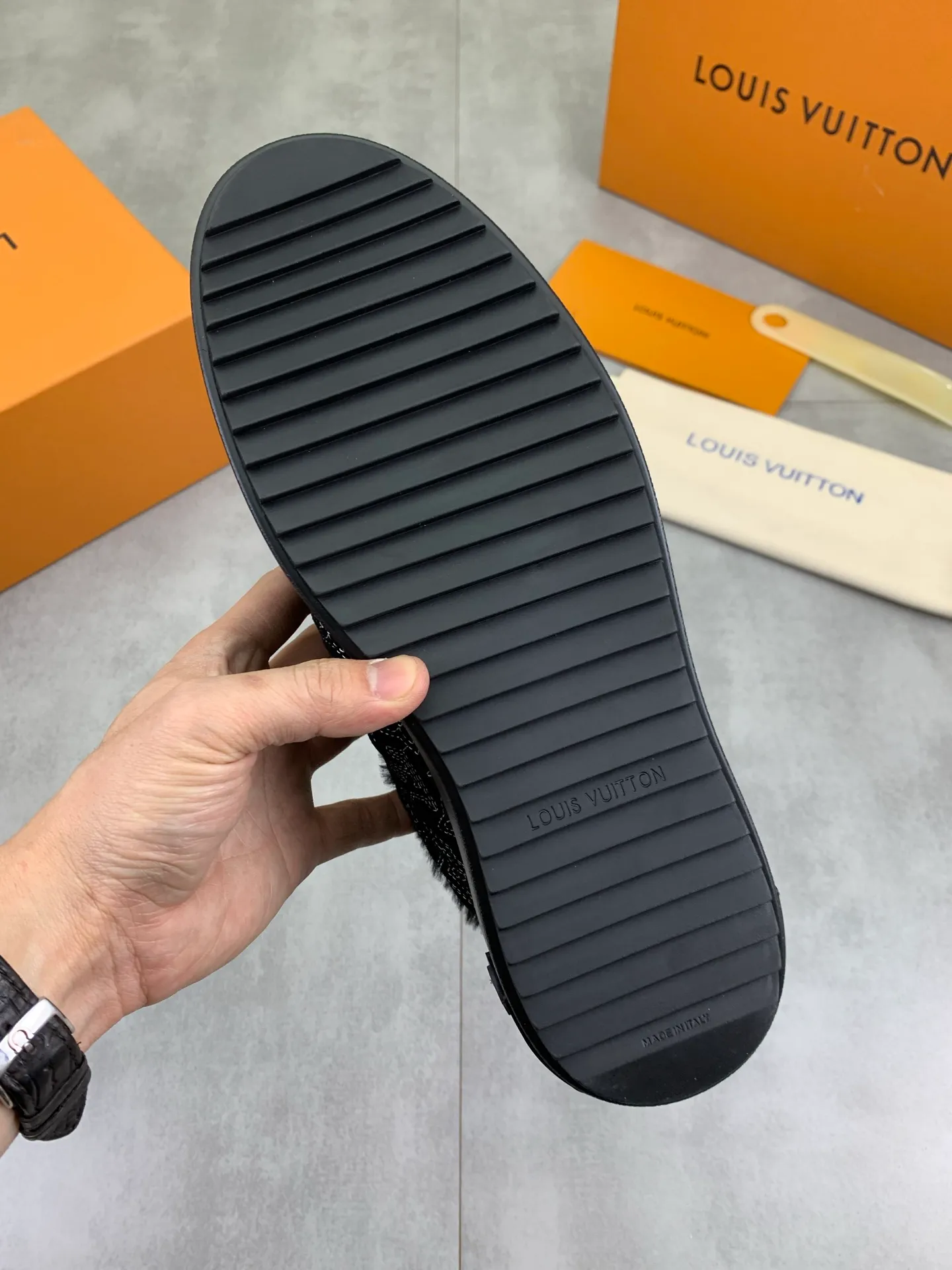 Factory price P740 Wool lining 💶 Top version [LOUIS VUITTON] Couple 🧑‍🤝‍🧑 Craftsman style Counter series (original order) New style 🍀LV Louis Vuitton - top version LV classic high-top trendy shoes! Made of imported original craft calfskin, original warm wool lining, and original wear-resistant, lightweight, high-end TPU outsole! High quality products! 3️⃣ colors available, code numbers: female 35-39, male 39-44 (female 40, male 45 46 customized)